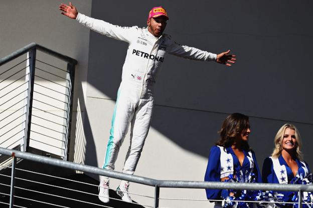 El británico Lewis Hamilton celebra la victoria conseguida ayer en el Circuito de las Américas, en Austin. :: Mark Thompson / REUTERS
