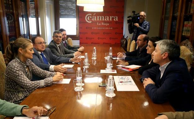 La Cámara y el PSOE riojano muestran su «preocupación» por «aislamiento» de La Rioja a causa de las infraestructuras