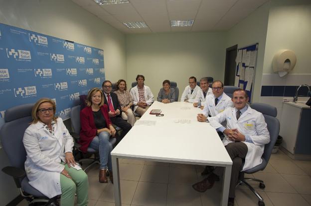 La consejera de Salud, ayer con los responsables médicos durante la reunión celebrada en el CARPA. :: E. B.