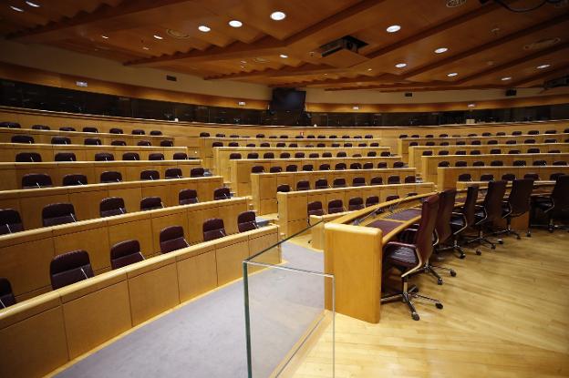 La comisión del 155 se reunirá
el jueves en una sala del
Senado para debatir las
propuesta del Gobierno y oír
las alegaciones que pueda
presentar el presidente de la
Generalitat. :: Javier Lizón / EFE