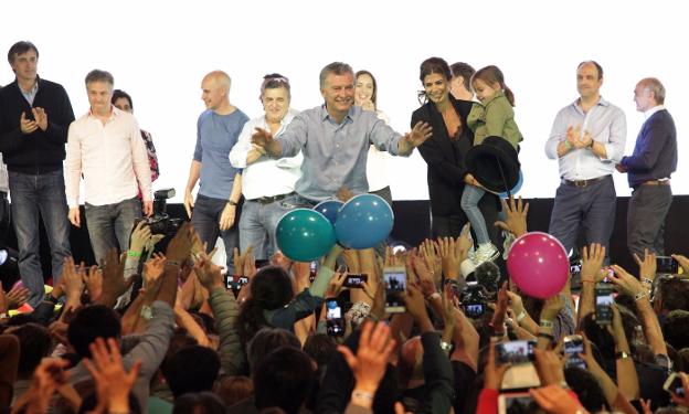 El presidente Macri saluda a sus seguidores tras conocerse los resultados electorales. :: D. C. / afp