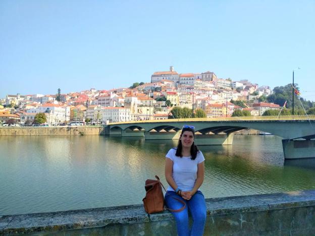 La logroñesa Paula Ibáñez Ribeiro posa en la ribera del río Mondego en Coimbra (Portugal). 