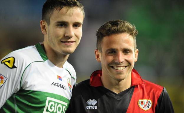 Saúl y Aarón, tras disputar un Elche-Rayo en 2014 e intercambiarse las camisetas. 