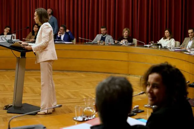 La alcaldesa, Cuca Gamarra, durante su intervención de ayer, con Julián San Martín al fondo. ::
