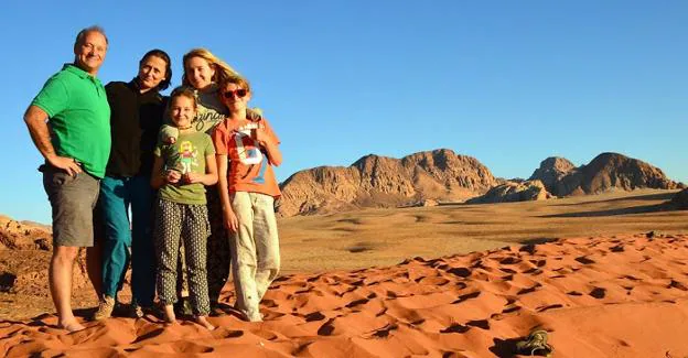 Ana Muñoz posa con su marido y tres de sus cinco hijos en el desierto de Arabia Saudí. :: A.M.L.
