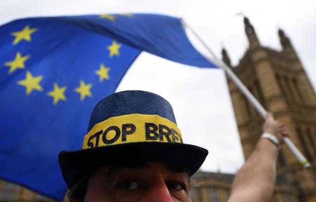 Un proeuropeista sostiene una bandera de la Unión Europea a las puertas del Parlamento británico en Londres. :: Andy Rain / efe