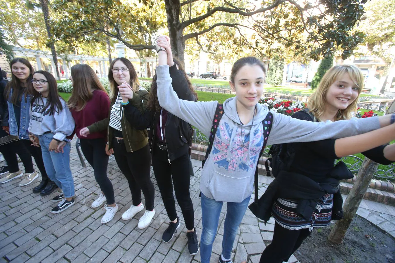 Los alumnos has salido a la calle para homenajear al centro