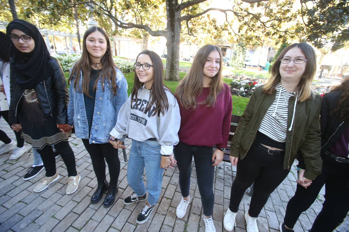 Los alumnos has salido a la calle para homenajear al centro