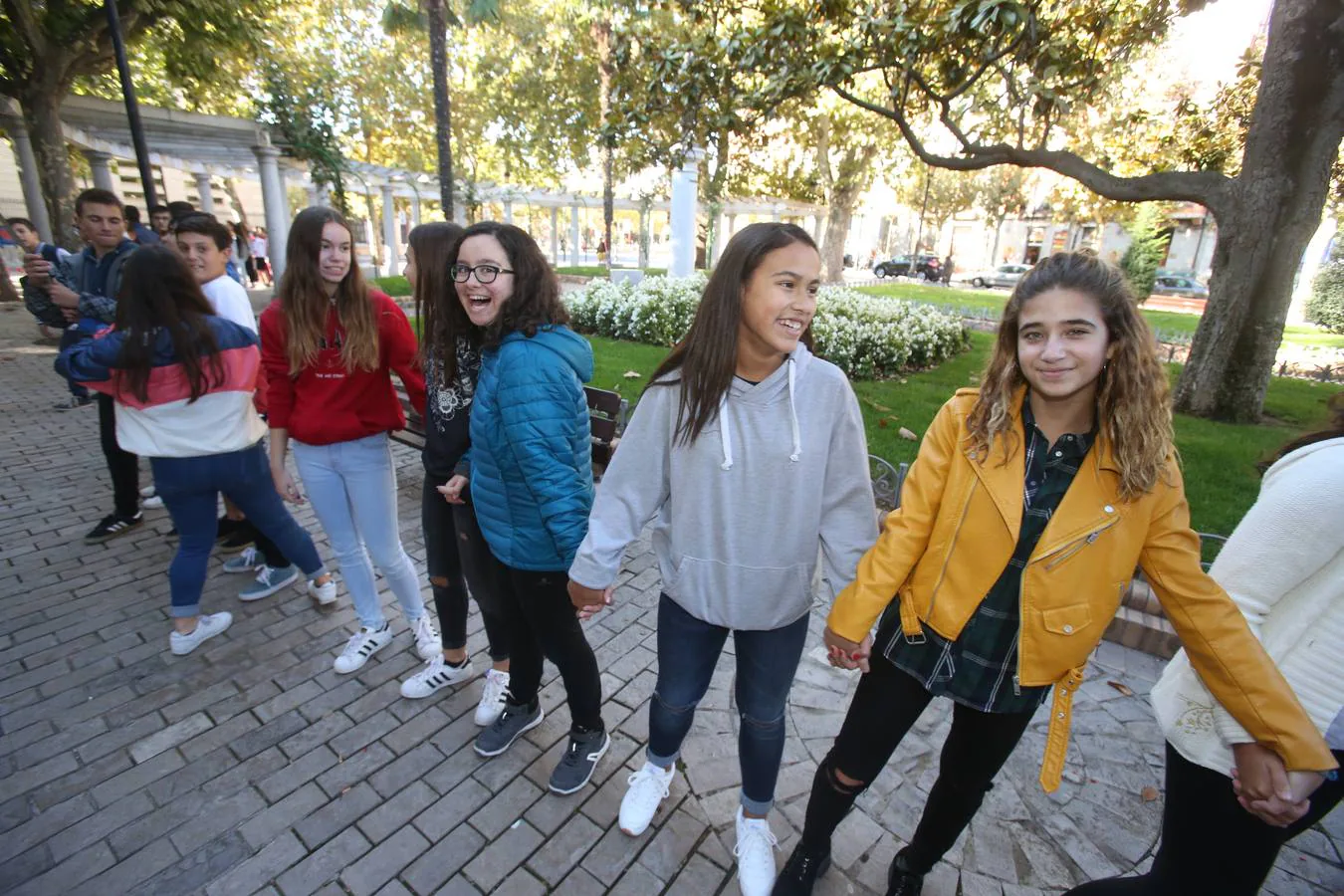 Los alumnos has salido a la calle para homenajear al centro