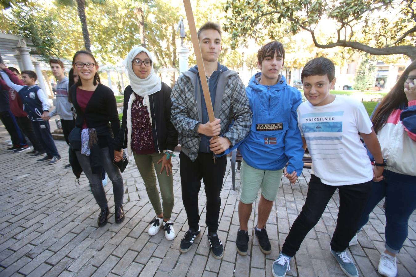 Los alumnos has salido a la calle para homenajear al centro