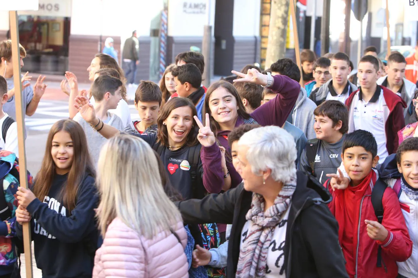 Los alumnos has salido a la calle para homenajear al centro