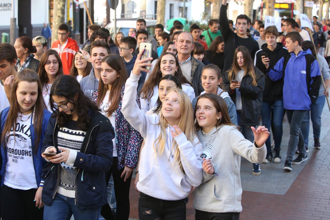 Los alumnos has salido a la calle para homenajear al centro