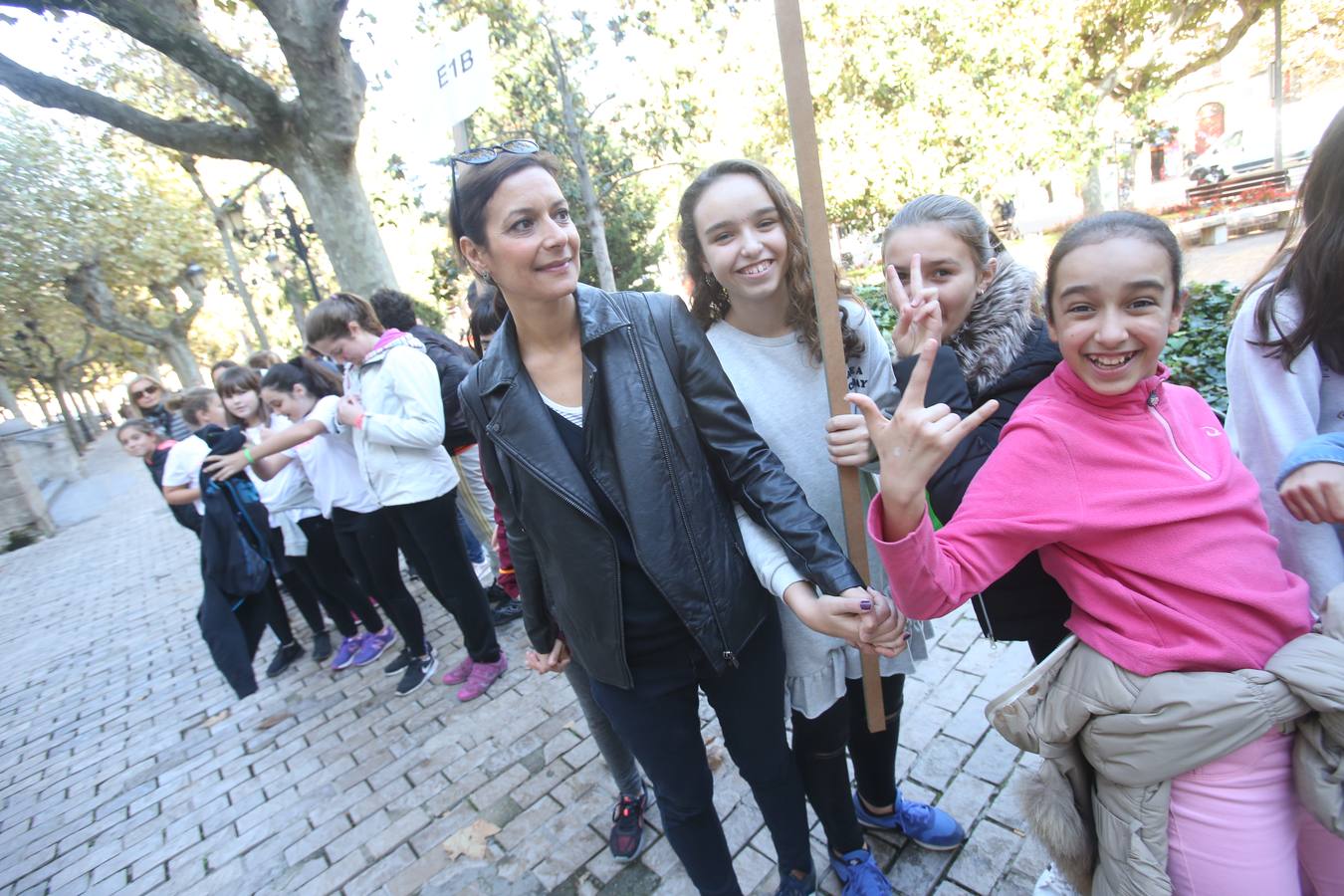 Los alumnos has salido a la calle para homenajear al centro