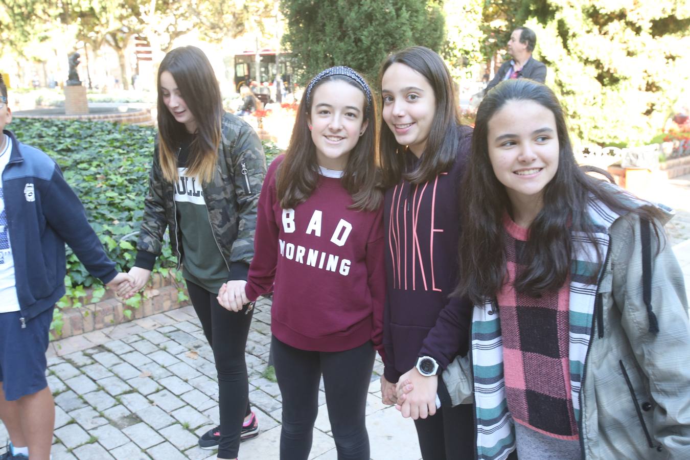 Los alumnos has salido a la calle para homenajear al centro