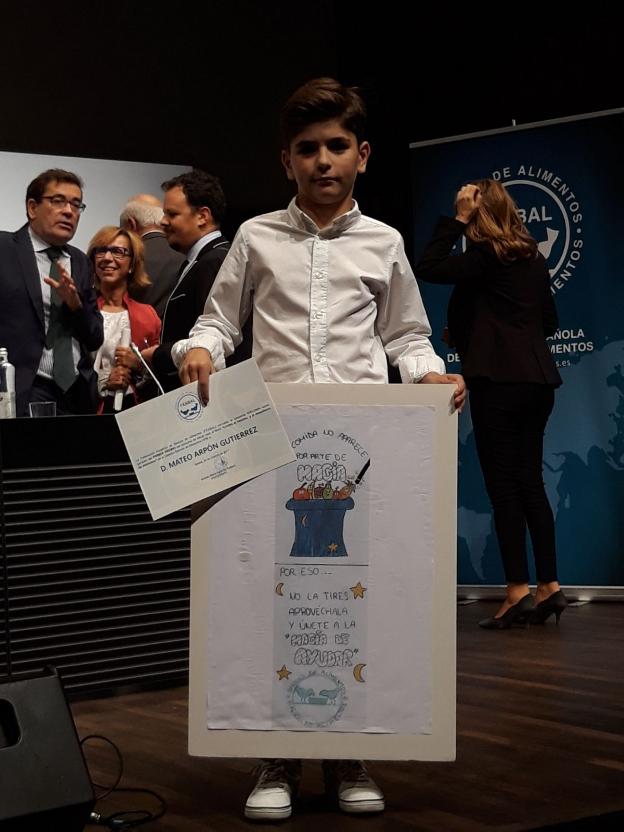 Mateo Arpón con su dibujo tras recoger el premio. :: L.R.
