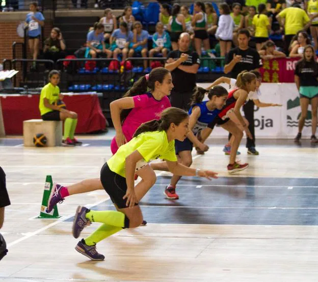 Salida de una prueba de velocidad en un pabellón, la temporada pasada. :: F.D.