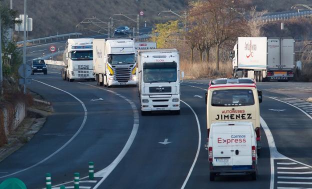 Fomento dice que el desvío de camiones a la autopista será efectivo «en semanas»