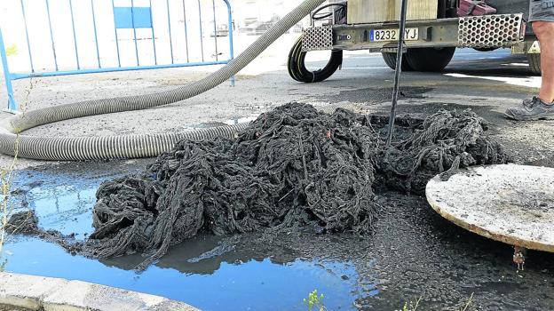 «Monstruo» de toallitas húmedas extraído de una alcantarilla en San Javier (Murcia). 