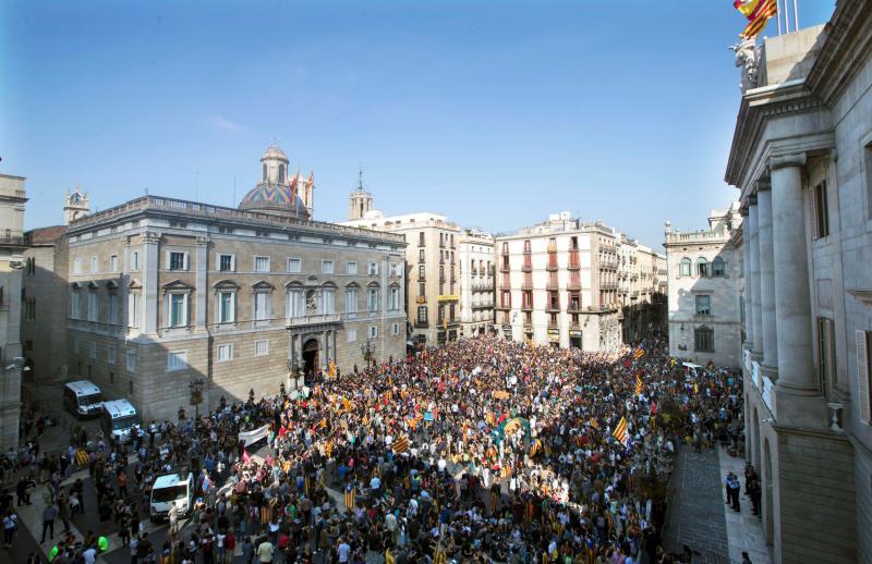 Cientos de personas se manifiestan en Barcelona en protesta por la aplicación del artículo 155 y para pedir la liberación de Jordi Sànchez y Jordi Cuixart