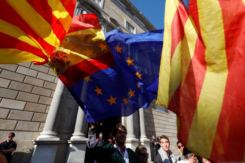 Cientos de personas se manifiestan en Barcelona en protesta por la aplicación del artículo 155 y para pedir la liberación de Jordi Sànchez y Jordi Cuixart