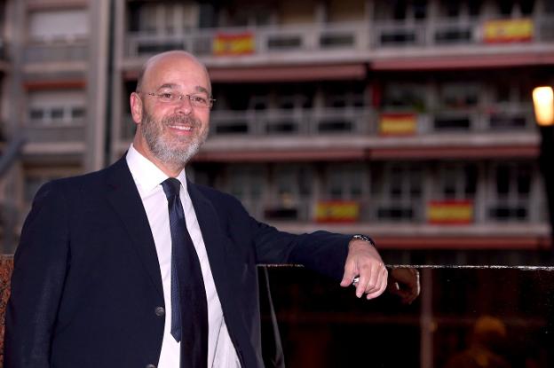 Gonzalo de Castro, ejecutivo sénior de CAF, ayer en la terraza de un céntrico hotel con la Gran Vía detrás. :: juan marín