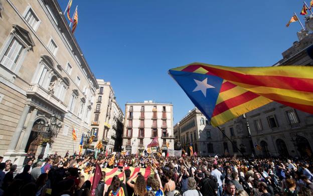Miles de manifestantes,
ayer, ante el Palau de la
Generalitat, poco antes
del anuncio institucional
de Puigdemont de que
no convocaba elecciones.
:: m. pérez / efe