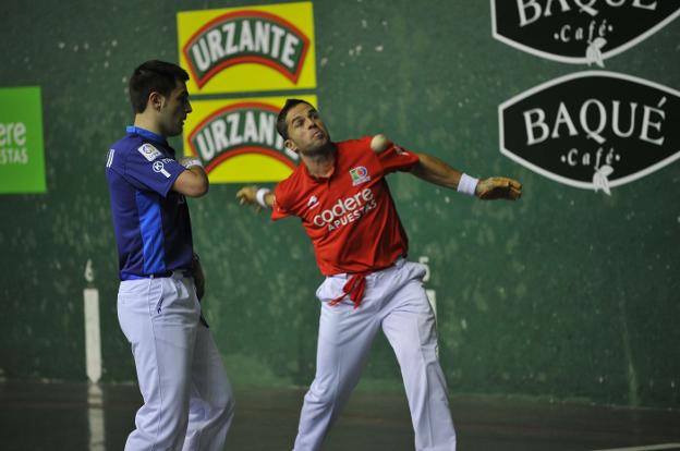 Olaizola golpea la pelota ante Elezkano en un partido anterior. :: ignacio pérez/e.c.