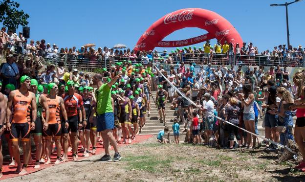 Los atletas se preparan para abordar el tramo de nado por el río Ebro en la pasada edición del Triatlón de La Rioja. :: díaz uriel