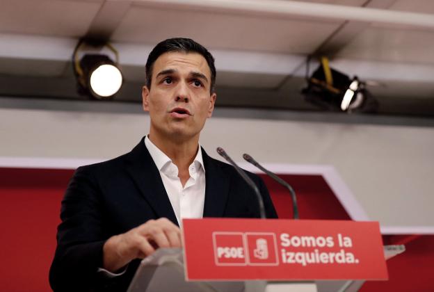 Pedro Sánchez, secretario general del PSOE, ayer, en su comparecencia en la sede de Ferraz. :: efe