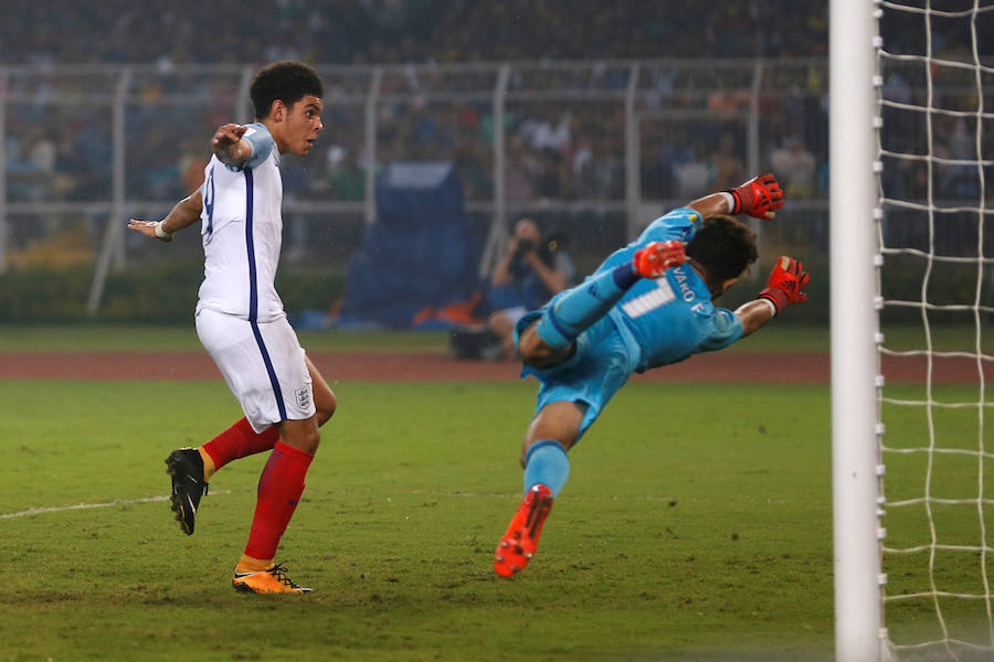 Inglaterra venció a España en la final del Mundial sub-17 de la India. Sergio Gómez marcó un doblete para el cuadro de Santi Denia pero el conjunto dirigido por Steve Cooper remontó con un serio correctivo (5-2).