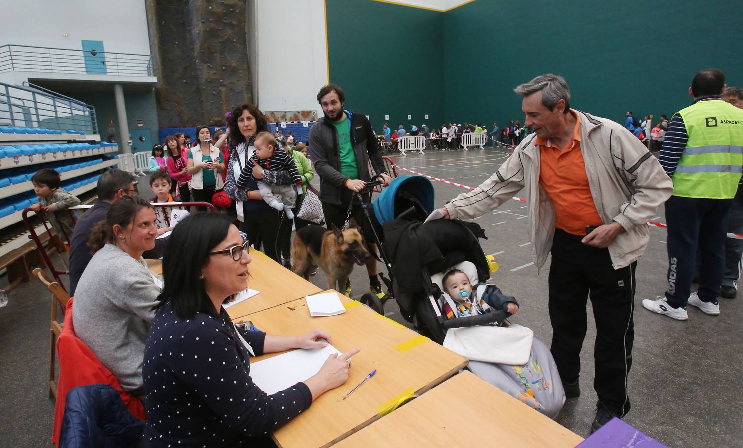 iel a su cita con la solidaridad, la tradicional marcha ASPACE ha echado a andar este domingo, 29 de octubre, desde el polideportivo municipal de Las Gaunas con la participación de alrededor de 3.000 personas que han querido apoyar esta iniciativa que pretende concienciar a la sociedad riojana sobre la realidad de las personas con parálisis cerebral.