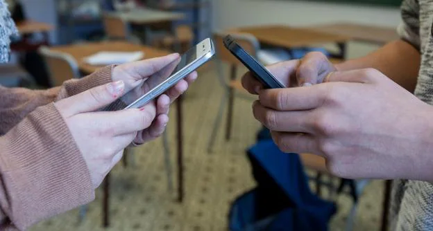 Dos adolescentes, con sus móviles en un aula de Logroño. :: díaz uriel