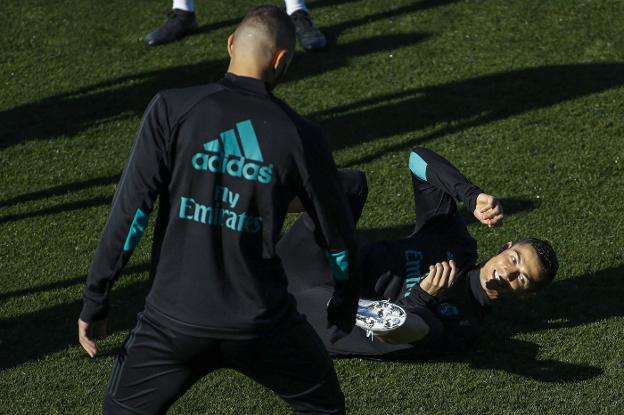 Cristiano Ronaldo, ayer, en el entrenamiento del Real Madrid. :: efe
