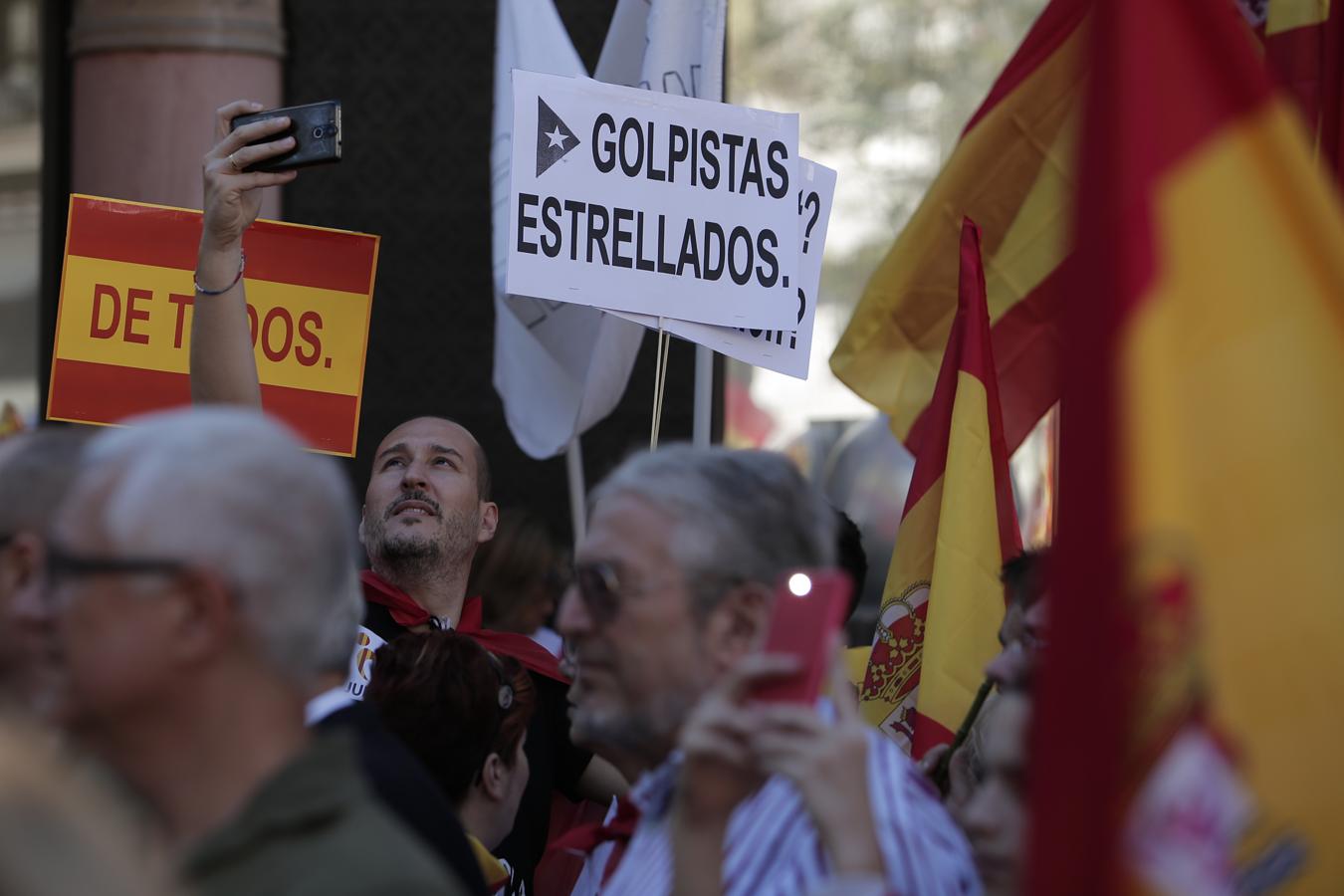 La marcha convocada por Societat Civil Catalana bajo el lema 'Tots som Catalunya. Per la convivència, seny!