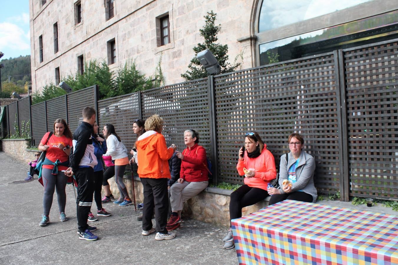 Unas 350 personas participan en la tercera Marcha del Camino del Rey