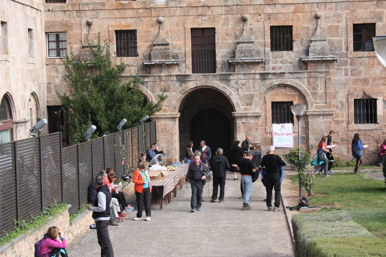 Unas 350 personas participan en la tercera Marcha del Camino del Rey