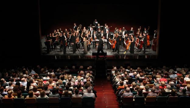 El público llenó el Cervantes arnedano para el concierto de la Orquesta Sinfónica riojana. :: f. díaz.