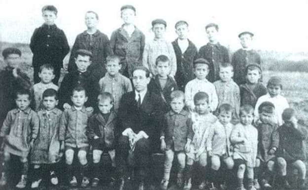 El pastor, Simón Vicente, con los niños de las escuelas evangélicas de Pradejón durante la Segunda República. :
