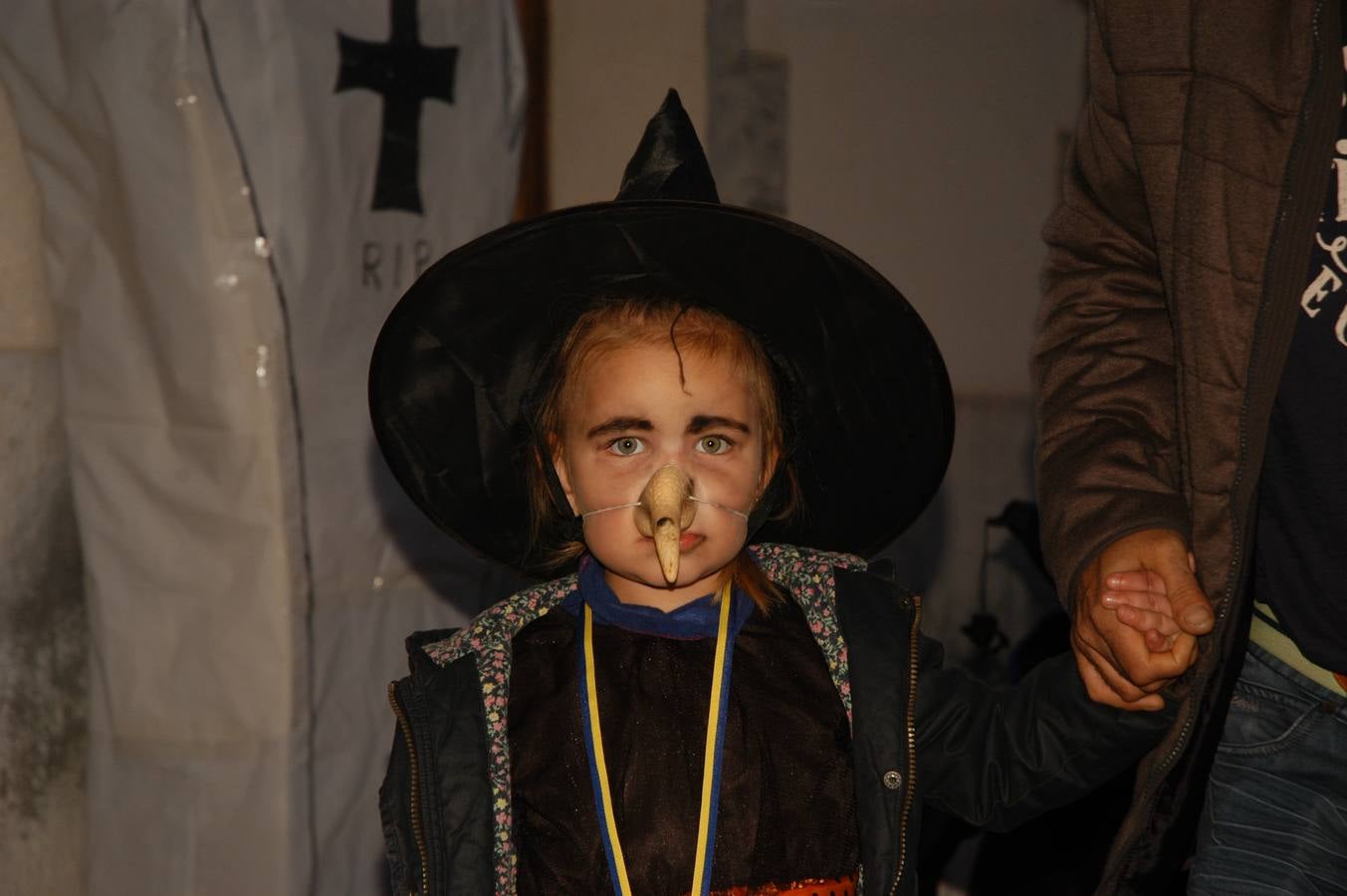 Los niños, también algunos mayores, se disfrazaron este martes en una fiestas organizada por la AMPA de primaria