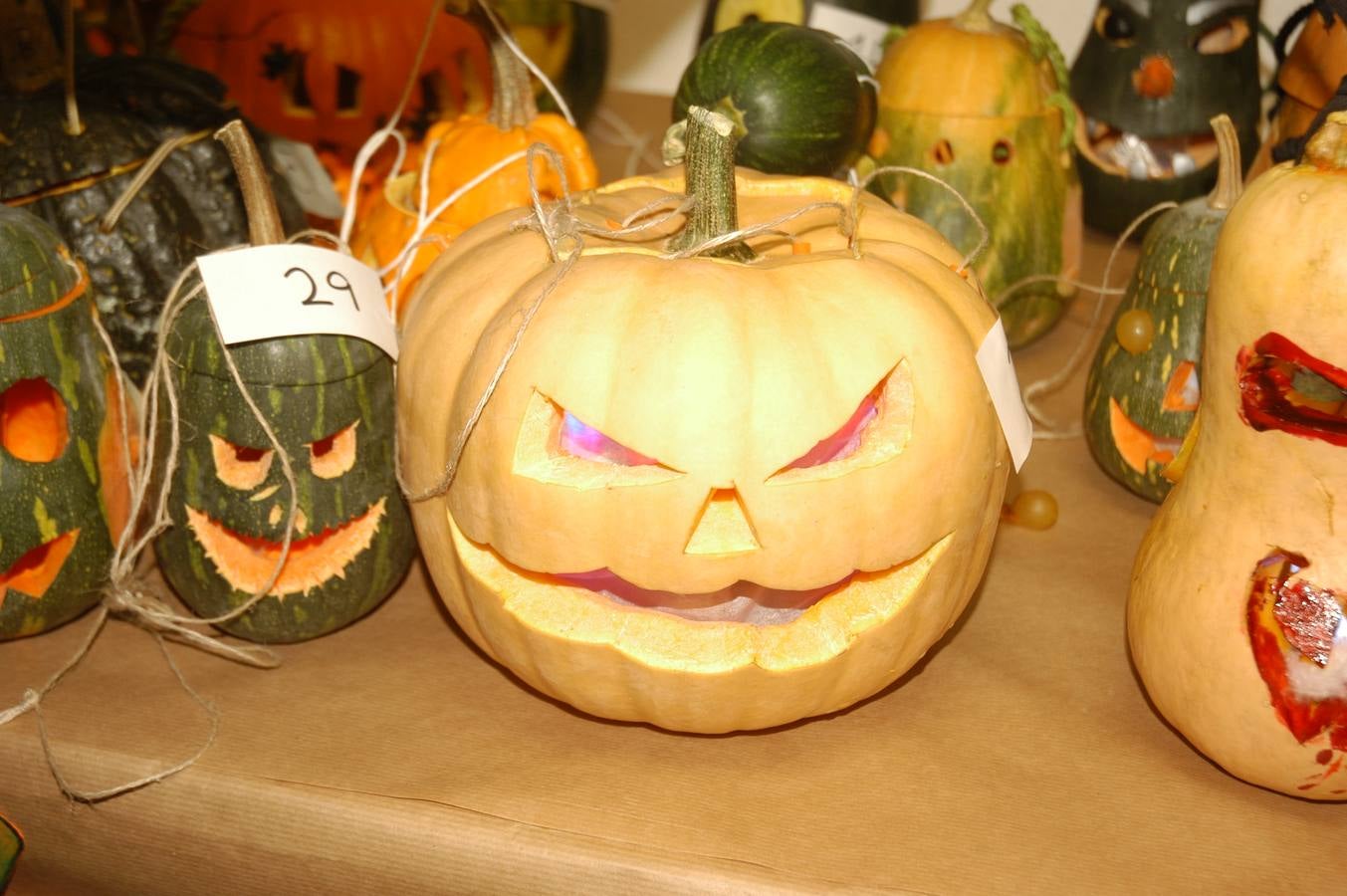 Los niños, también algunos mayores, se disfrazaron este martes en una fiestas organizada por la AMPA de primaria