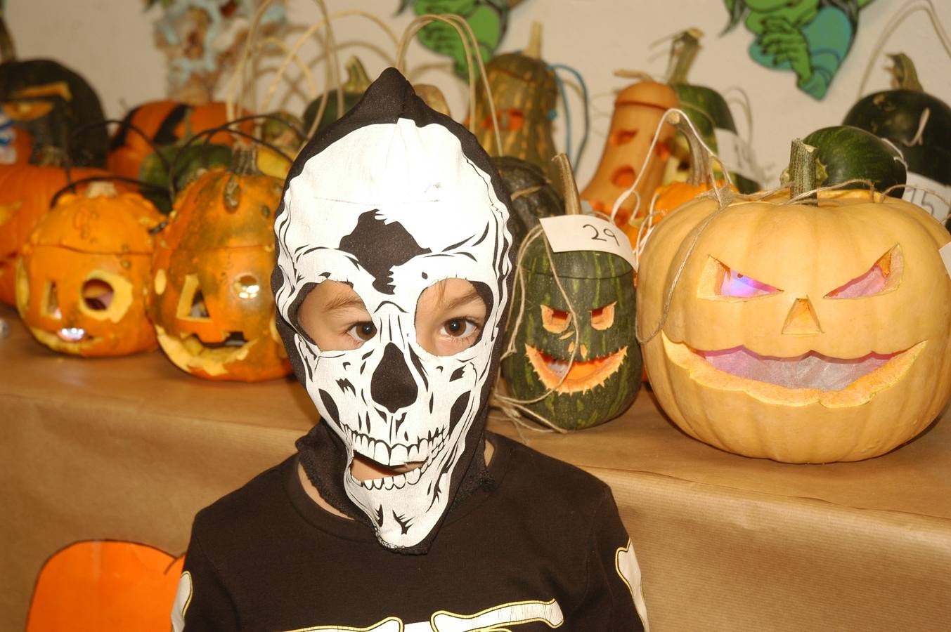 Los niños, también algunos mayores, se disfrazaron este martes en una fiestas organizada por la AMPA de primaria