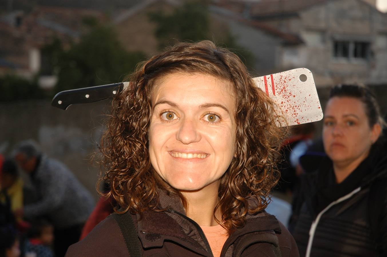 Los niños, también algunos mayores, se disfrazaron este martes en una fiestas organizada por la AMPA de primaria