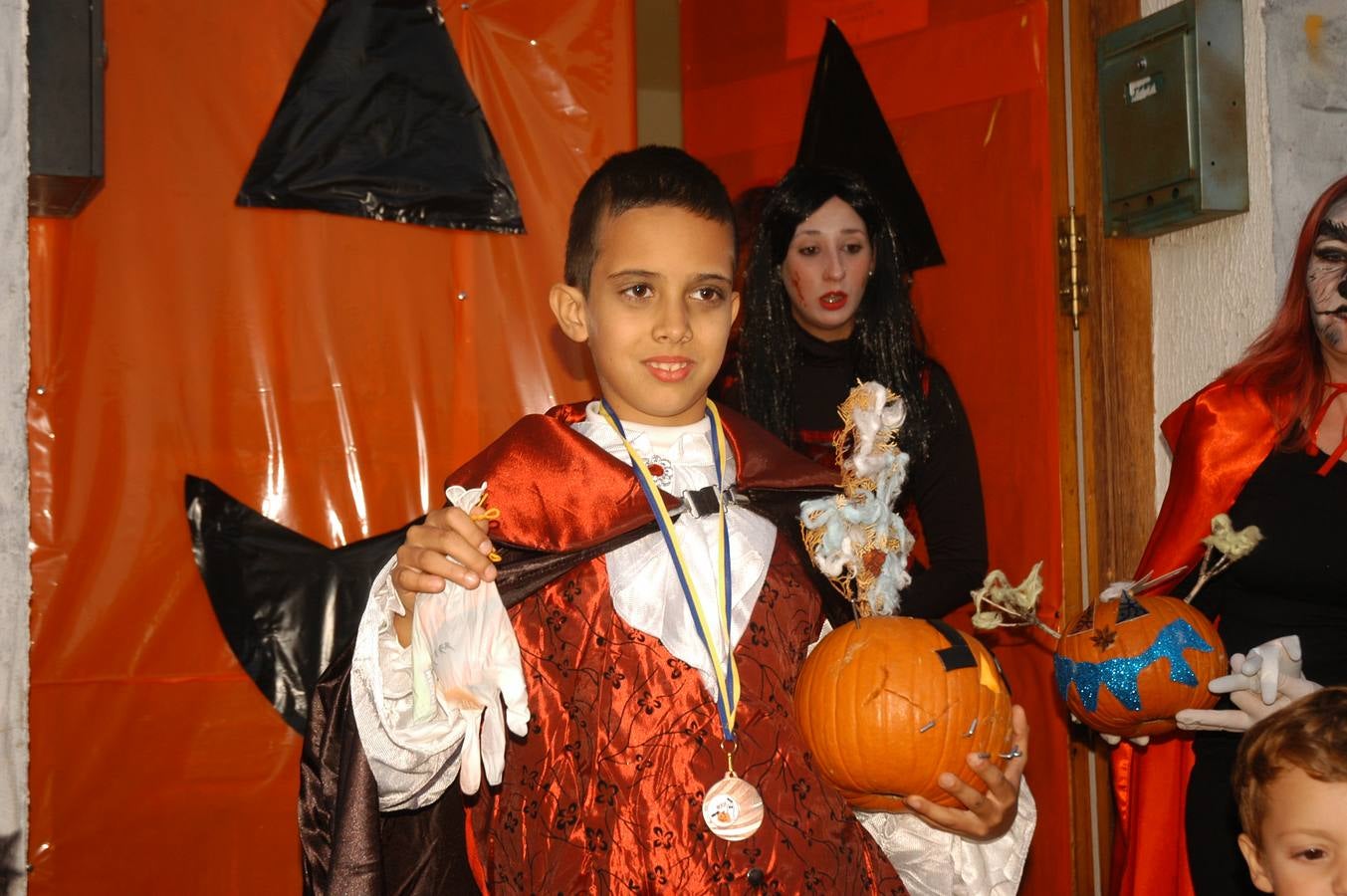 Los niños, también algunos mayores, se disfrazaron este martes en una fiestas organizada por la AMPA de primaria