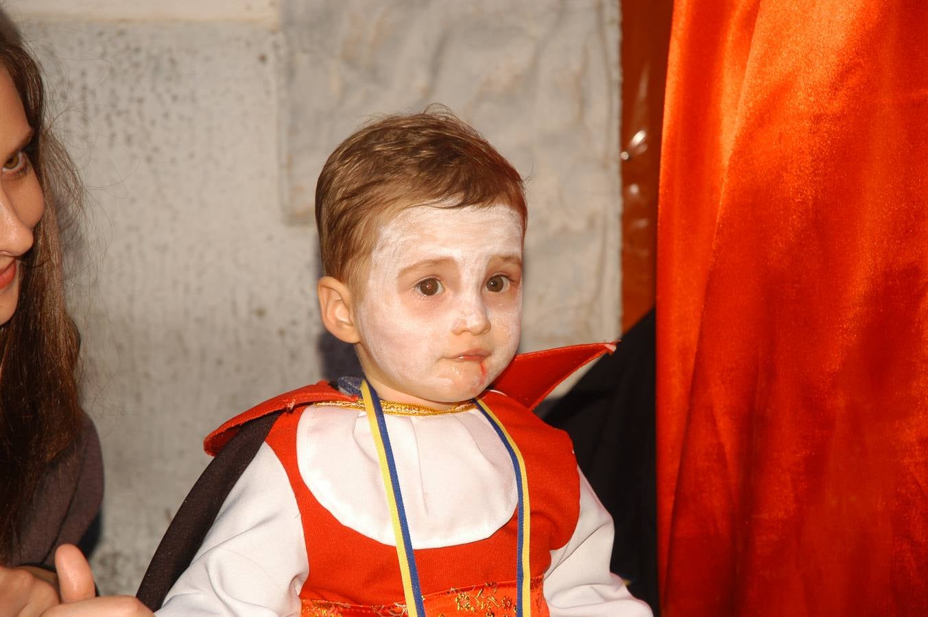 Los niños, también algunos mayores, se disfrazaron este martes en una fiestas organizada por la AMPA de primaria