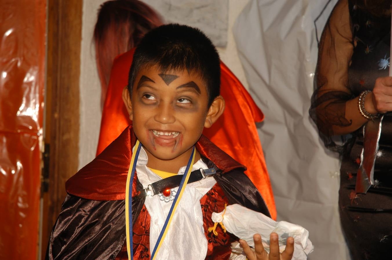 Los niños, también algunos mayores, se disfrazaron este martes en una fiestas organizada por la AMPA de primaria