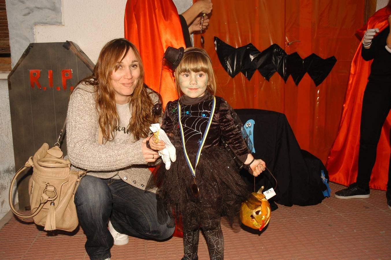 Los niños, también algunos mayores, se disfrazaron este martes en una fiestas organizada por la AMPA de primaria