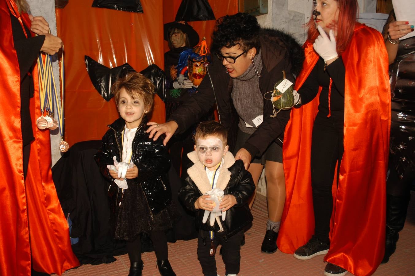 Los niños, también algunos mayores, se disfrazaron este martes en una fiestas organizada por la AMPA de primaria