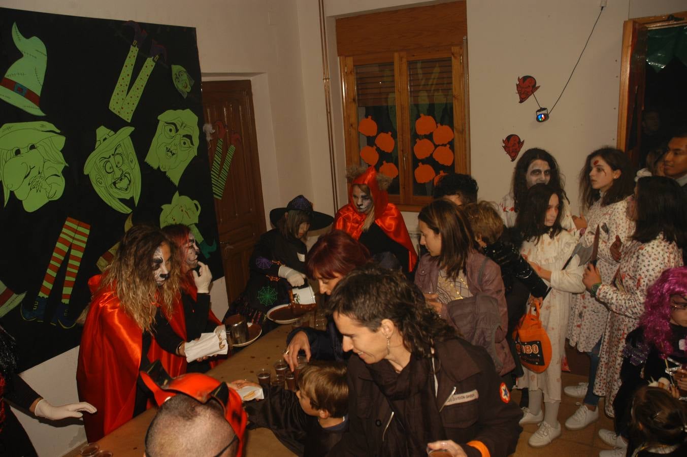 Los niños, también algunos mayores, se disfrazaron este martes en una fiestas organizada por la AMPA de primaria