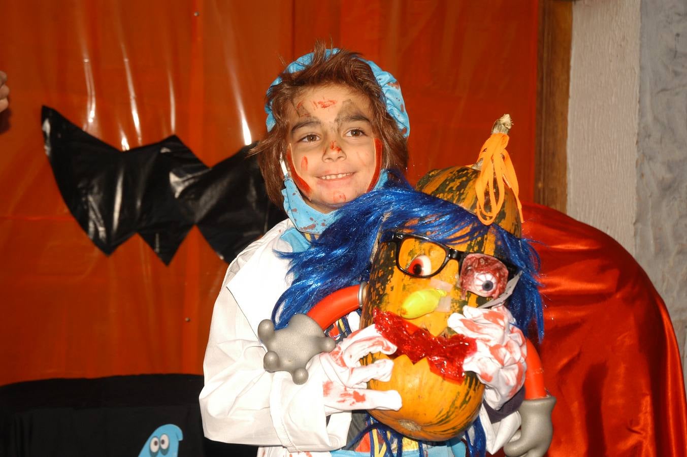 Los niños, también algunos mayores, se disfrazaron este martes en una fiestas organizada por la AMPA de primaria