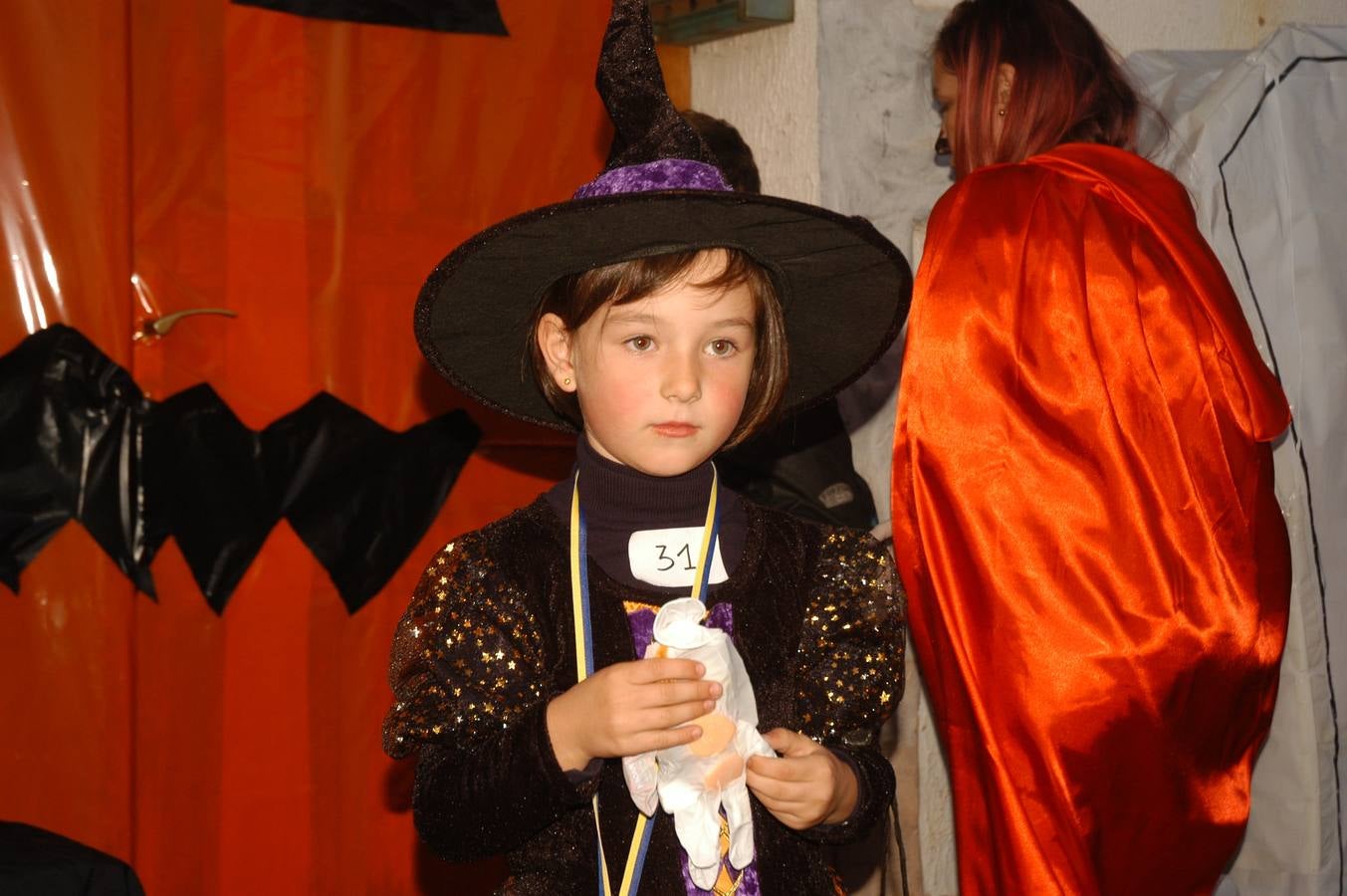 Los niños, también algunos mayores, se disfrazaron este martes en una fiestas organizada por la AMPA de primaria